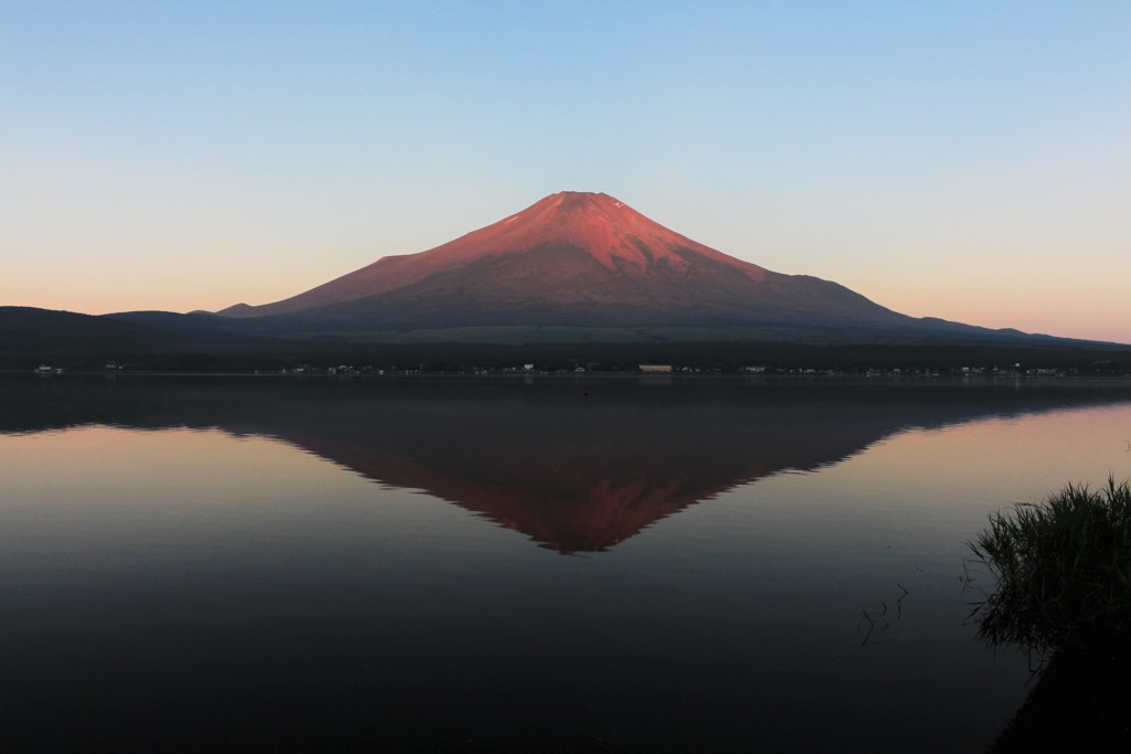 静かなる赤の夜明け
