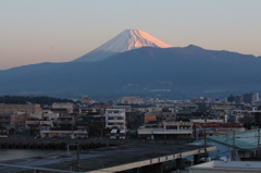 紅富士、港を見下ろす