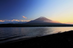 夕暮れどき、迫る雲と…