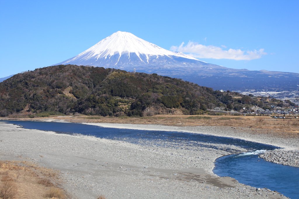 川は流るる、雲も流るる…