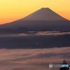 夜明けの富士、大海原を見下ろす。