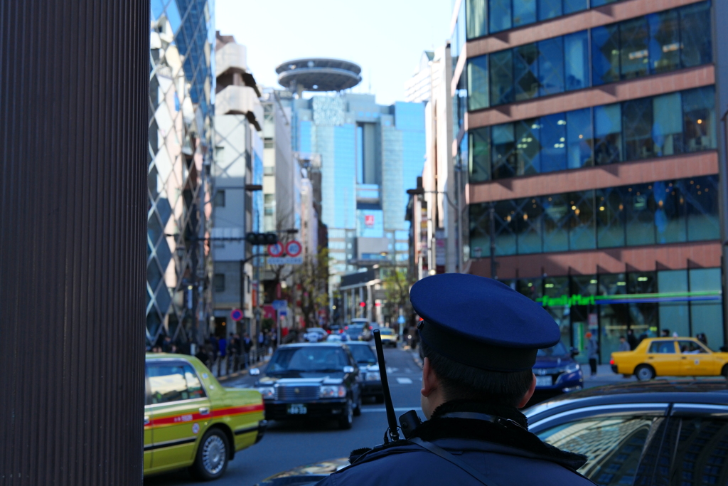 警察官の視線の先はTBSか・・・