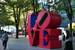 LOVEオブジェの前をすれ違う人々