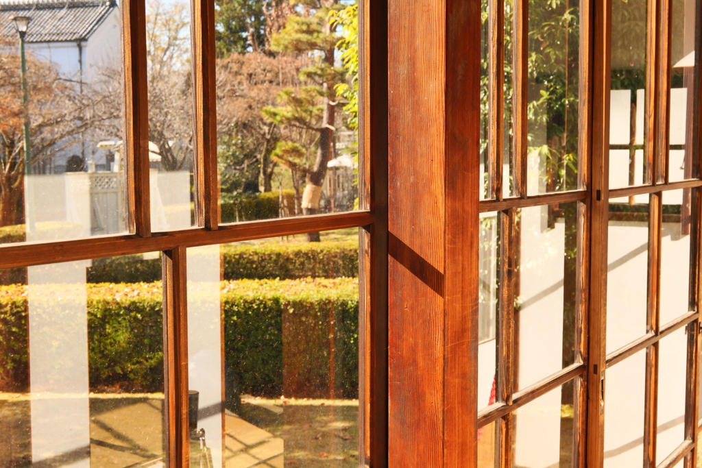 外気を防ぐガラスとやわらかい日差し