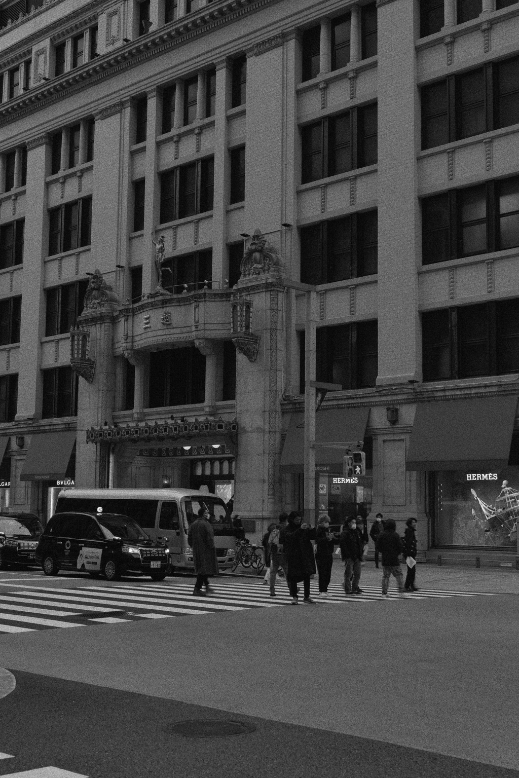 横断歩道で記念写真を撮る人たちを記念に撮る