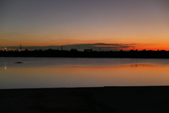 彩湖に映る風日の色