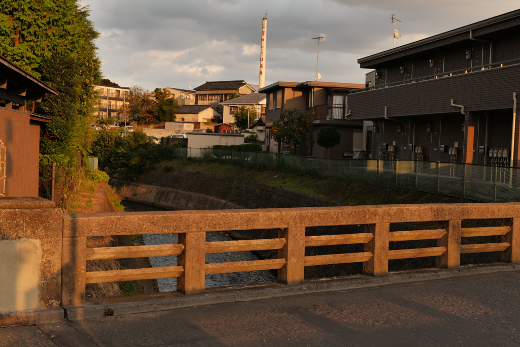 「我が良き友よ」が流れてきそうな古い橋と夕日と銭湯の煙突