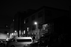 駐車場を包む夜と照らす街灯