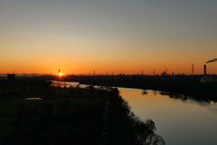 朝日と川と目覚める街