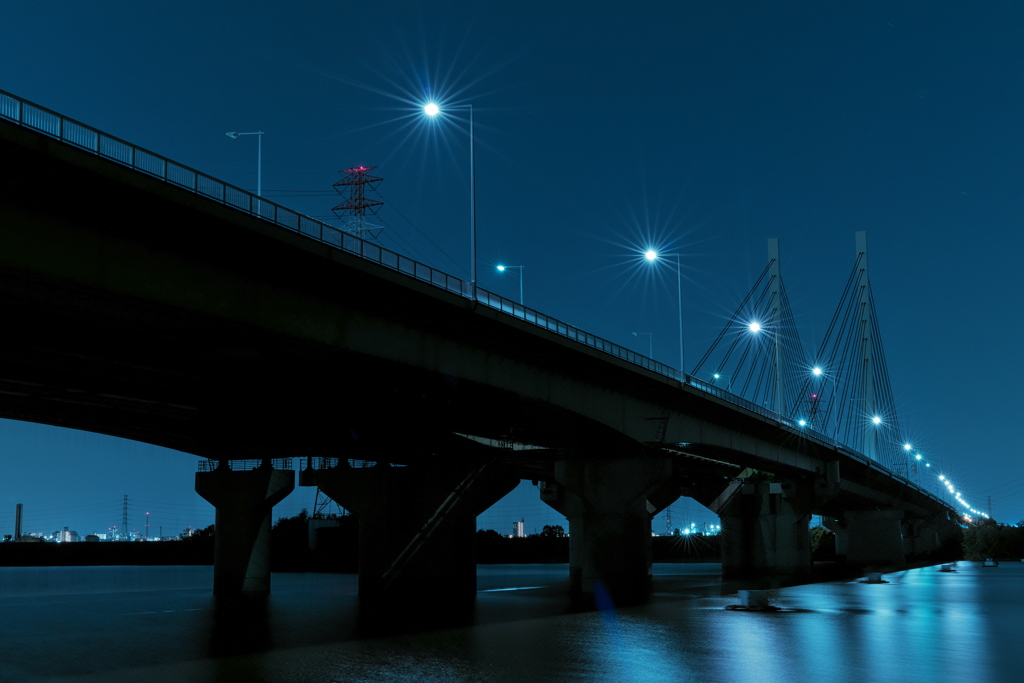 夜の橋は物語の舞台
