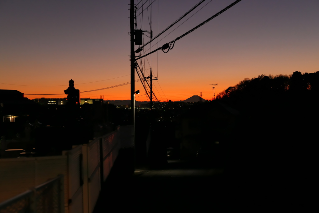 夕日に富士山のシルエット