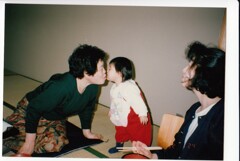 ばーちゃん　まごとチュー　それみて　よめも