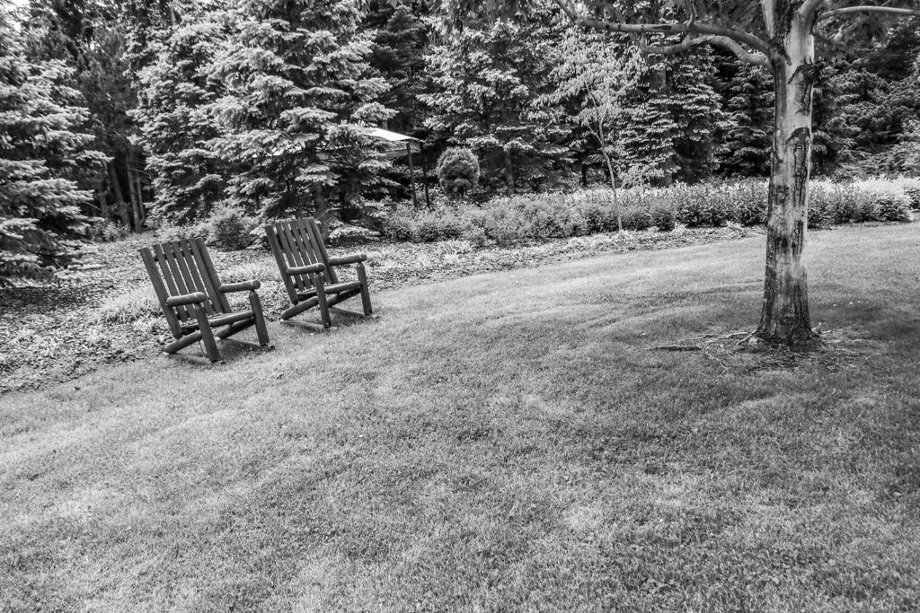 すこし　はなれて　すわりましょう。