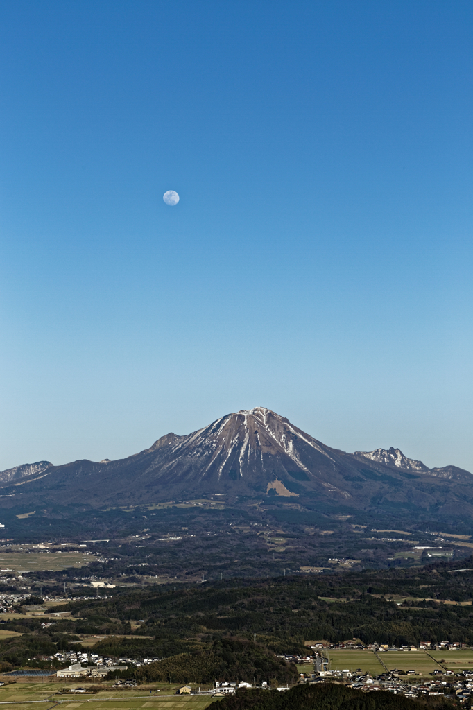 大山から月が昇る