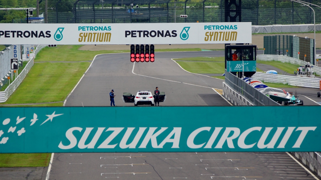 看板の上のSAFETY CAR