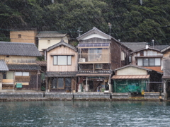 舟屋に降る雨