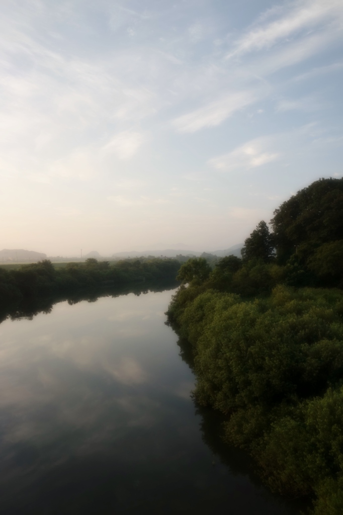 早朝の川