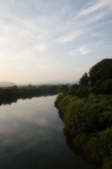 早朝の川