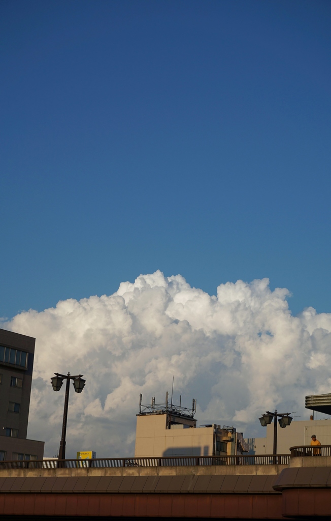 夕暮れの入道雲
