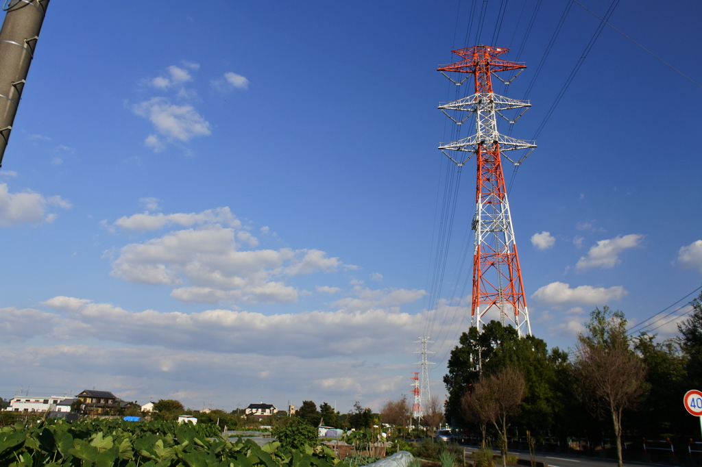 鉄塔の上の秋空