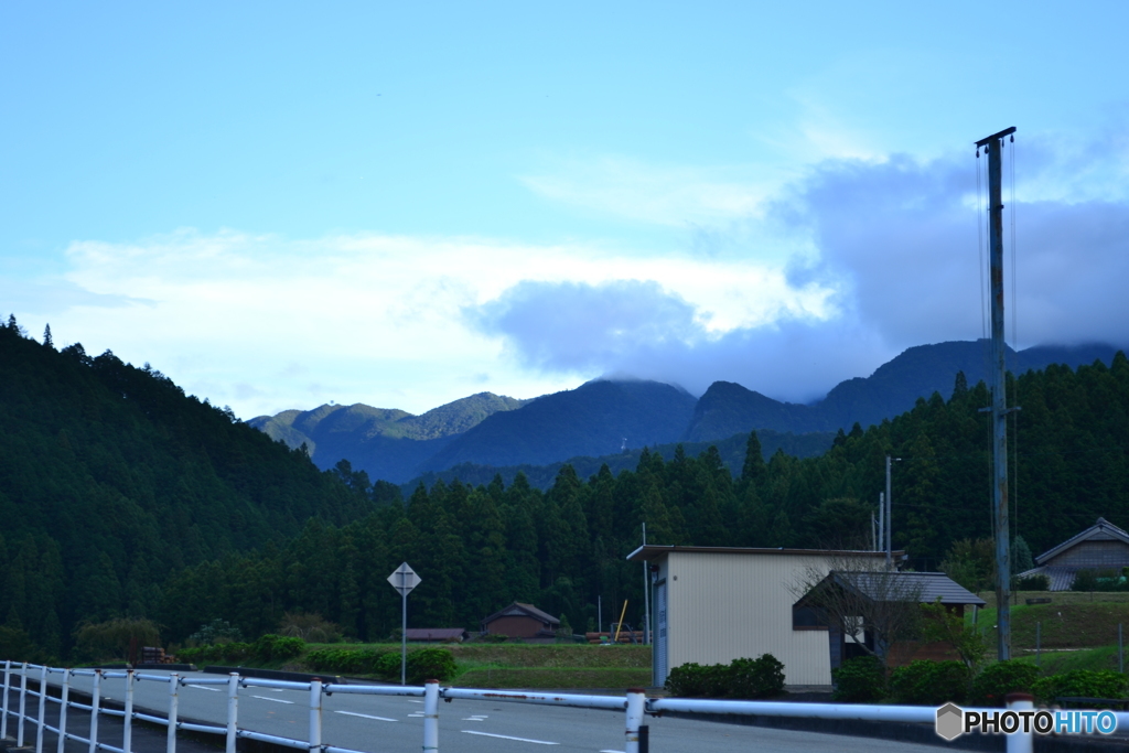 山と空の青