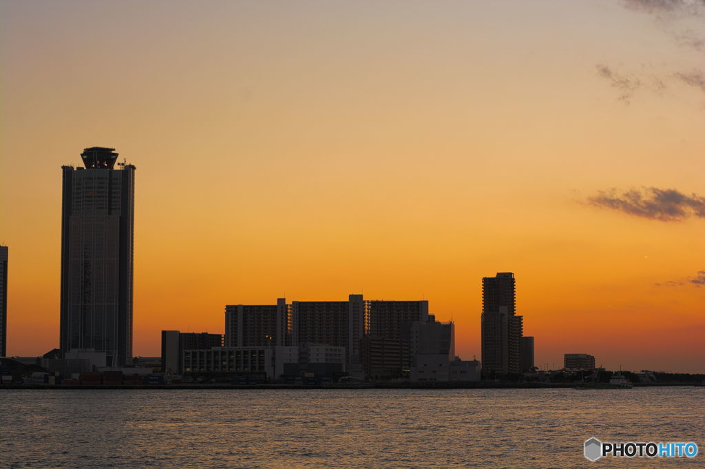 夕闇の中のビル