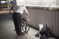 壁新聞前で、自転車を組み上げる人