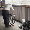 壁新聞前で、自転車を組み上げる人