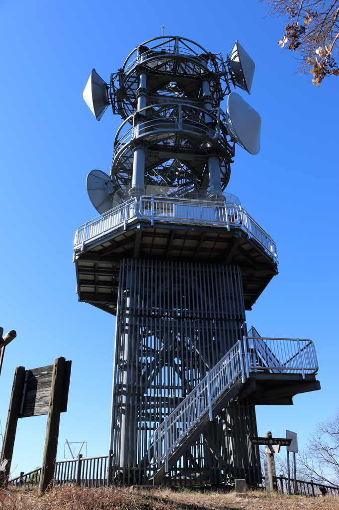 城峯山頂の電波塔1