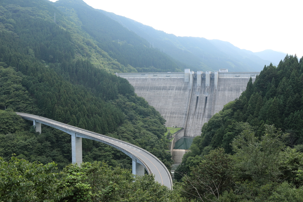 山中の人工物2