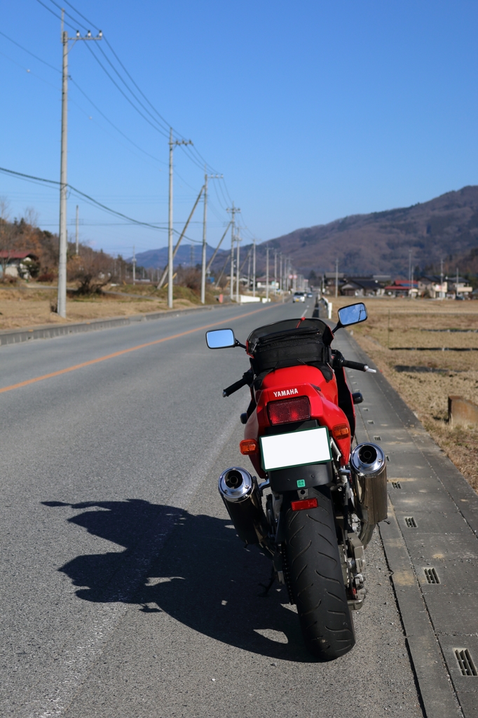 田舎道とバイク