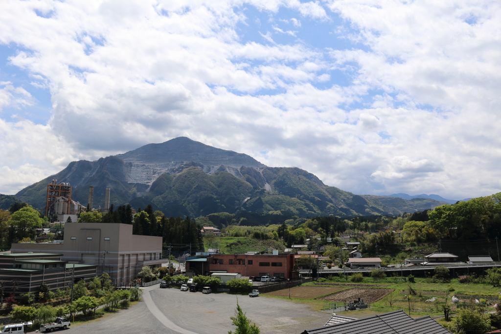 春の武甲山