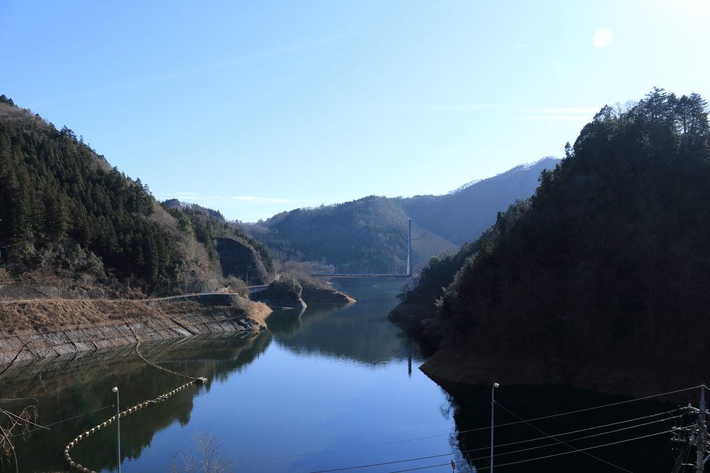 静かなダム湖畔