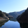静かなダム湖畔