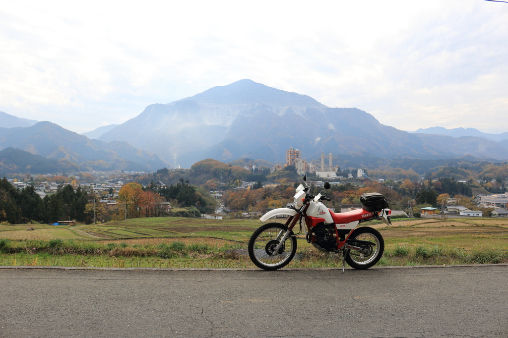 武甲山とバイク1