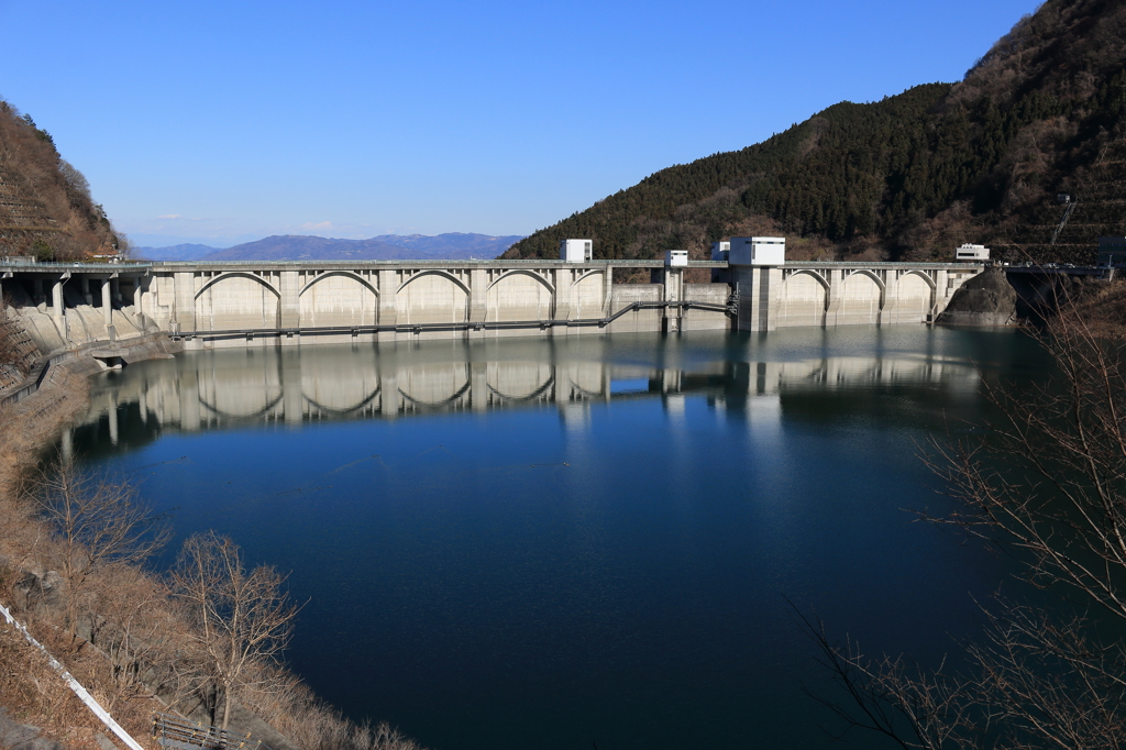 山間のダム湖2