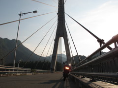 吊り橋とバイク