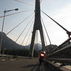 吊り橋とバイク