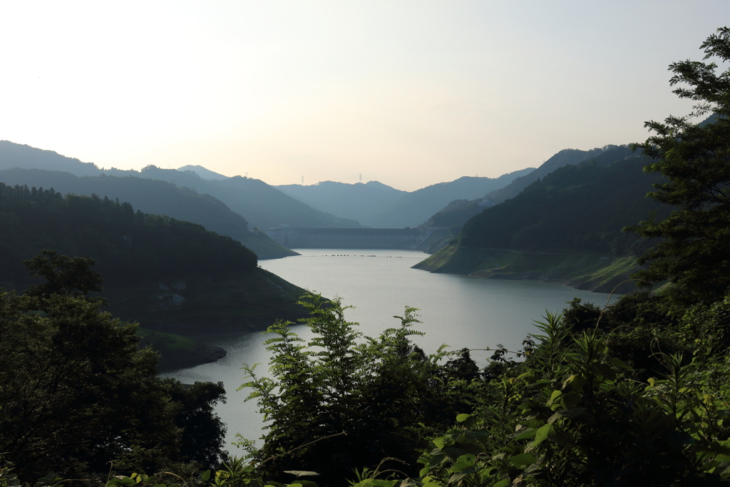 朝のダム湖