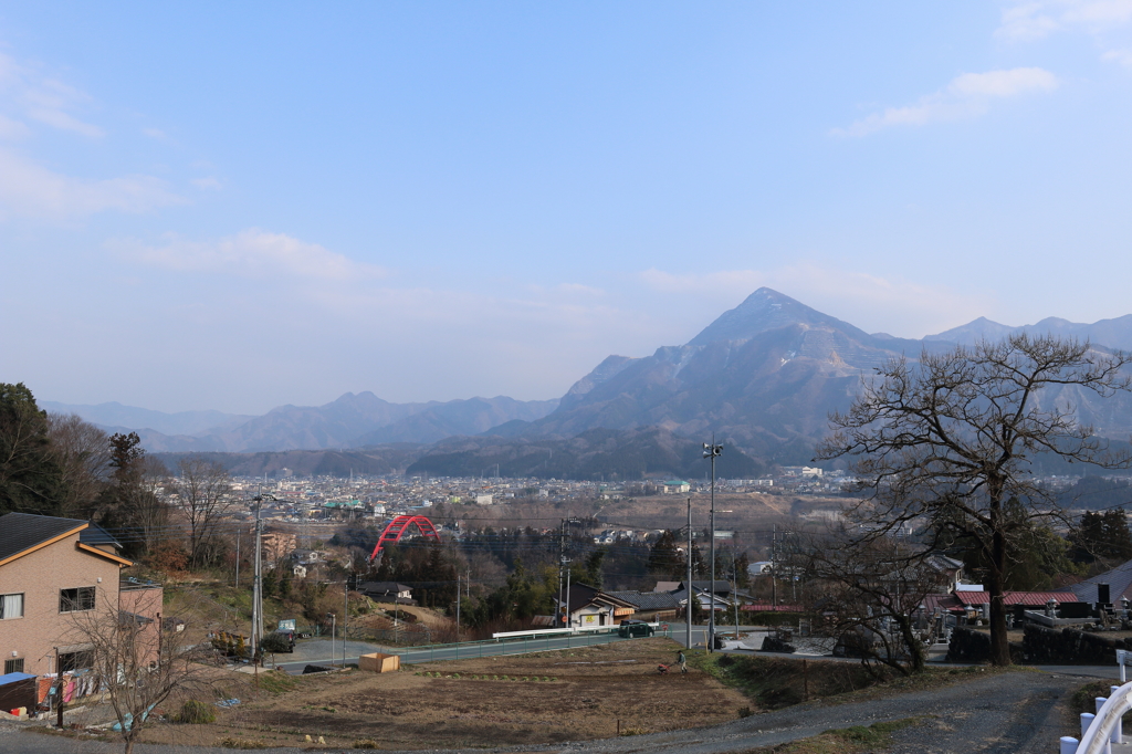 秩父市街と山々