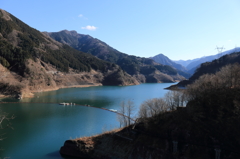 山間のダム湖