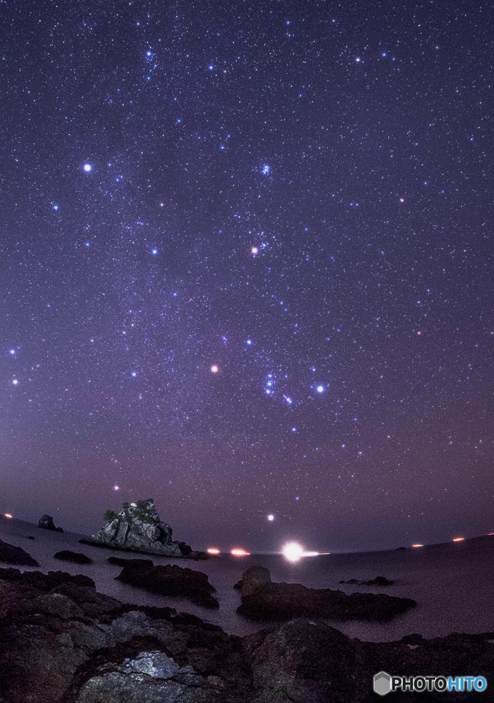 海から昇る星々