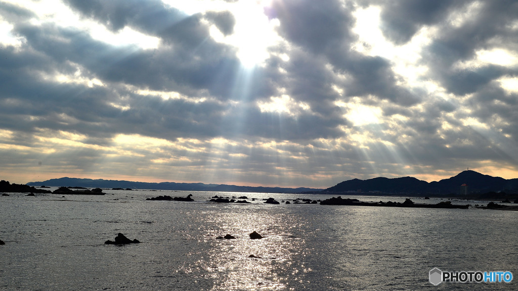 雲間から日脚が伸びる