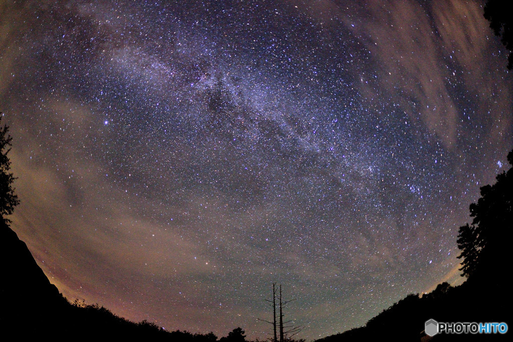 雲の切れ間から出た星
