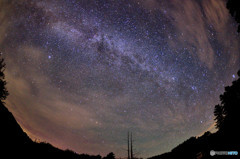 雲の切れ間から出た星
