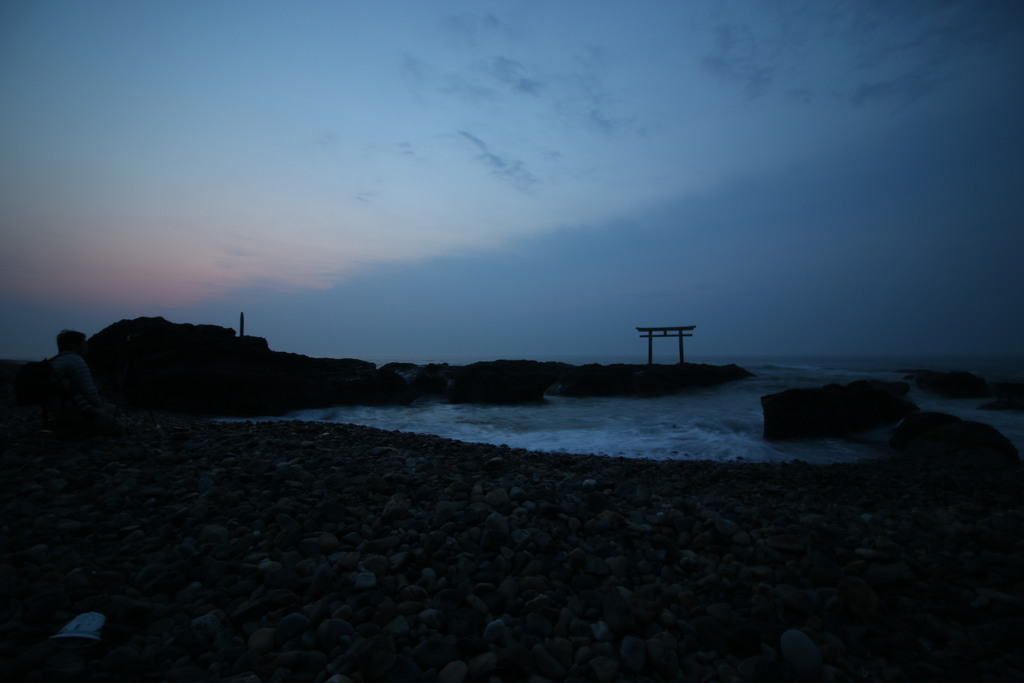 海と鳥居と夜明けと