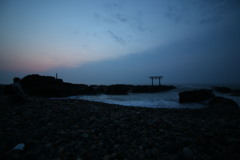 海と鳥居と夜明けと