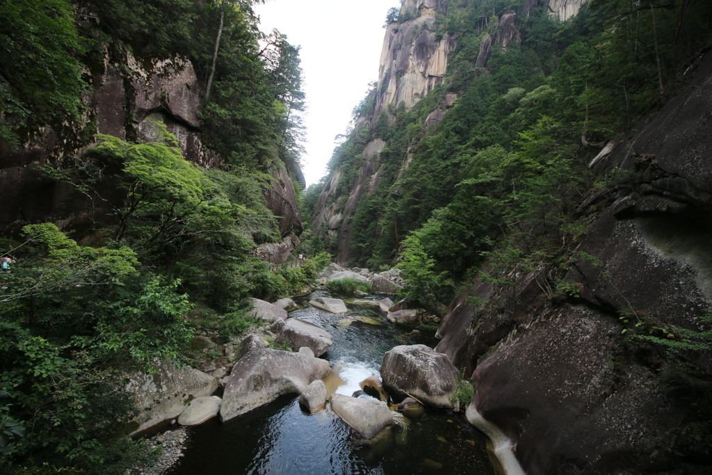 岩を切り開いたような道