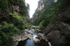 岩を切り開いたような道