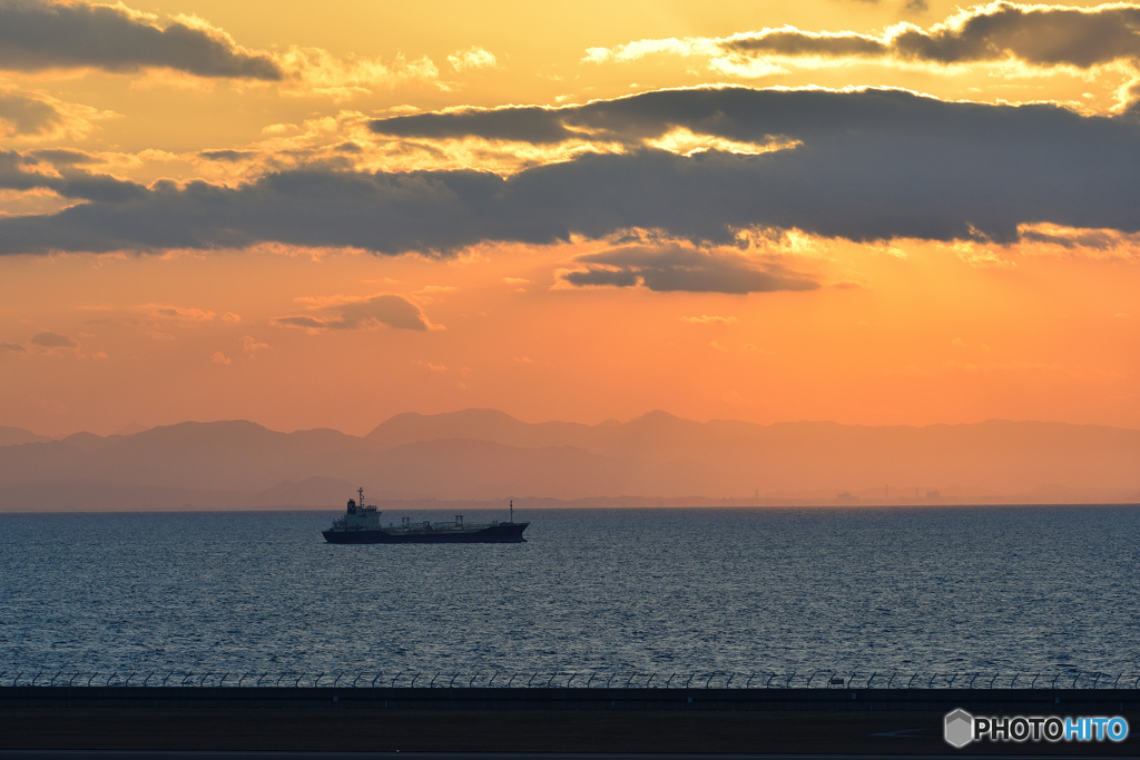 夕暮れの沖合